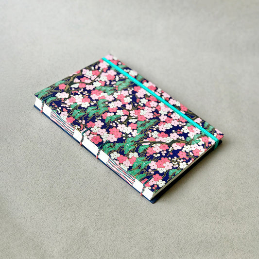 Carnet fleurs roses et forêt