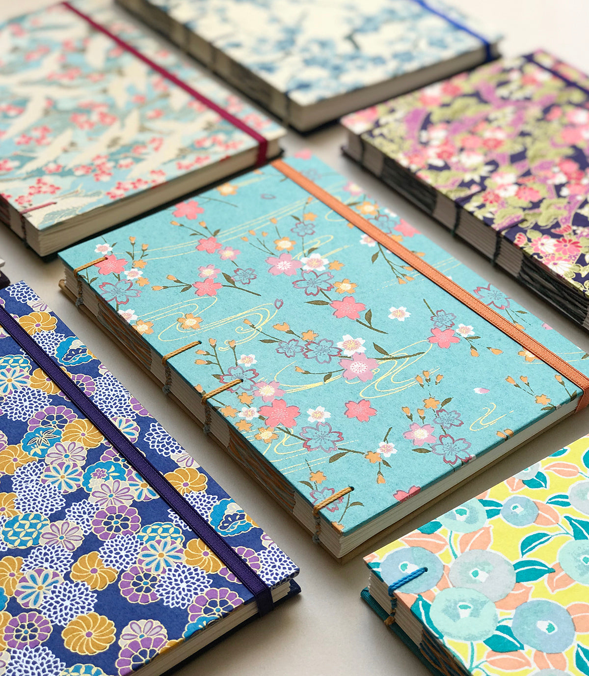 Divers carnets avec une couverture en papier japonais ou washi